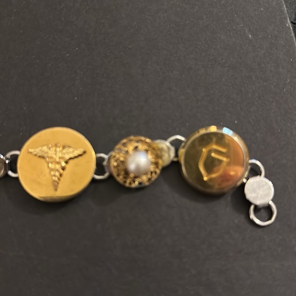 Beautiful Vintage button bracelet. Fits small wrist.  picture with measurement. - Picture 4 of 5